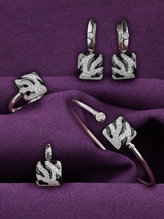 Кольцо из белого золота c эмаль и бриллиантами