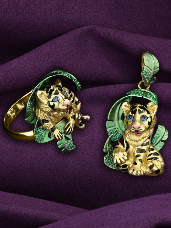 Подвеска из лимонного золота c эмаль и изумрудом