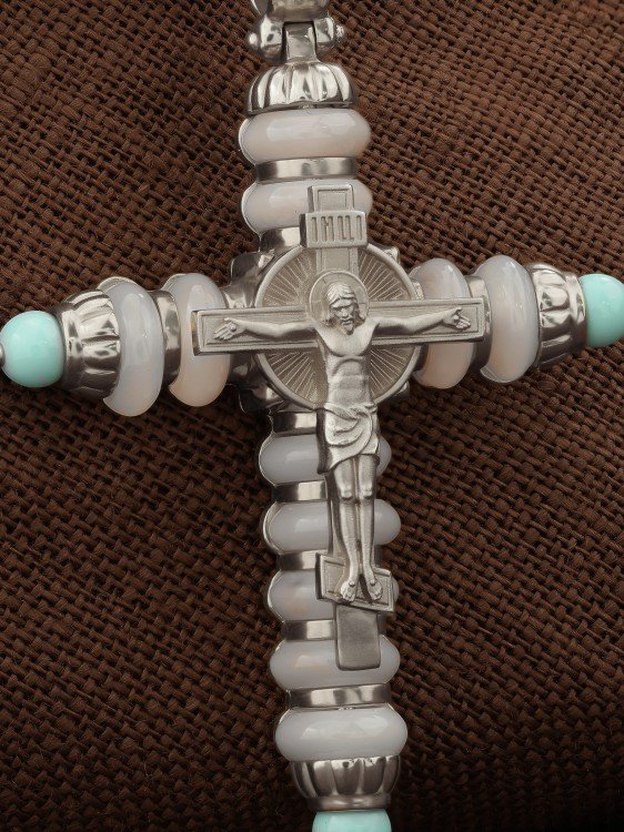 Крест из белого золота c бирюзой и кахолонгом