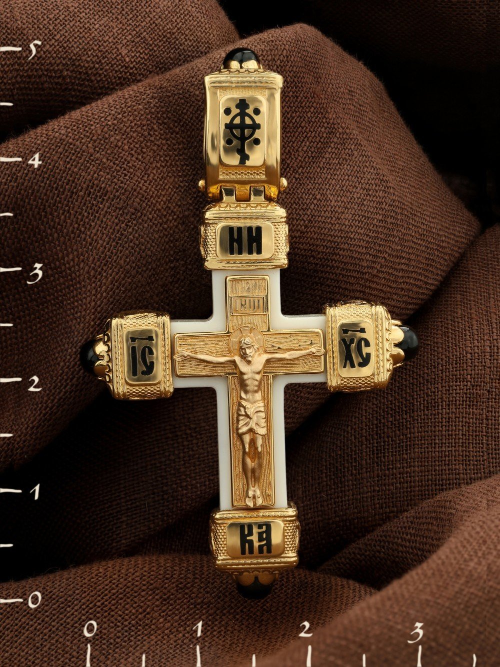 Крест из лимонного золота c эмаль , ониксом и бивнем мамонта