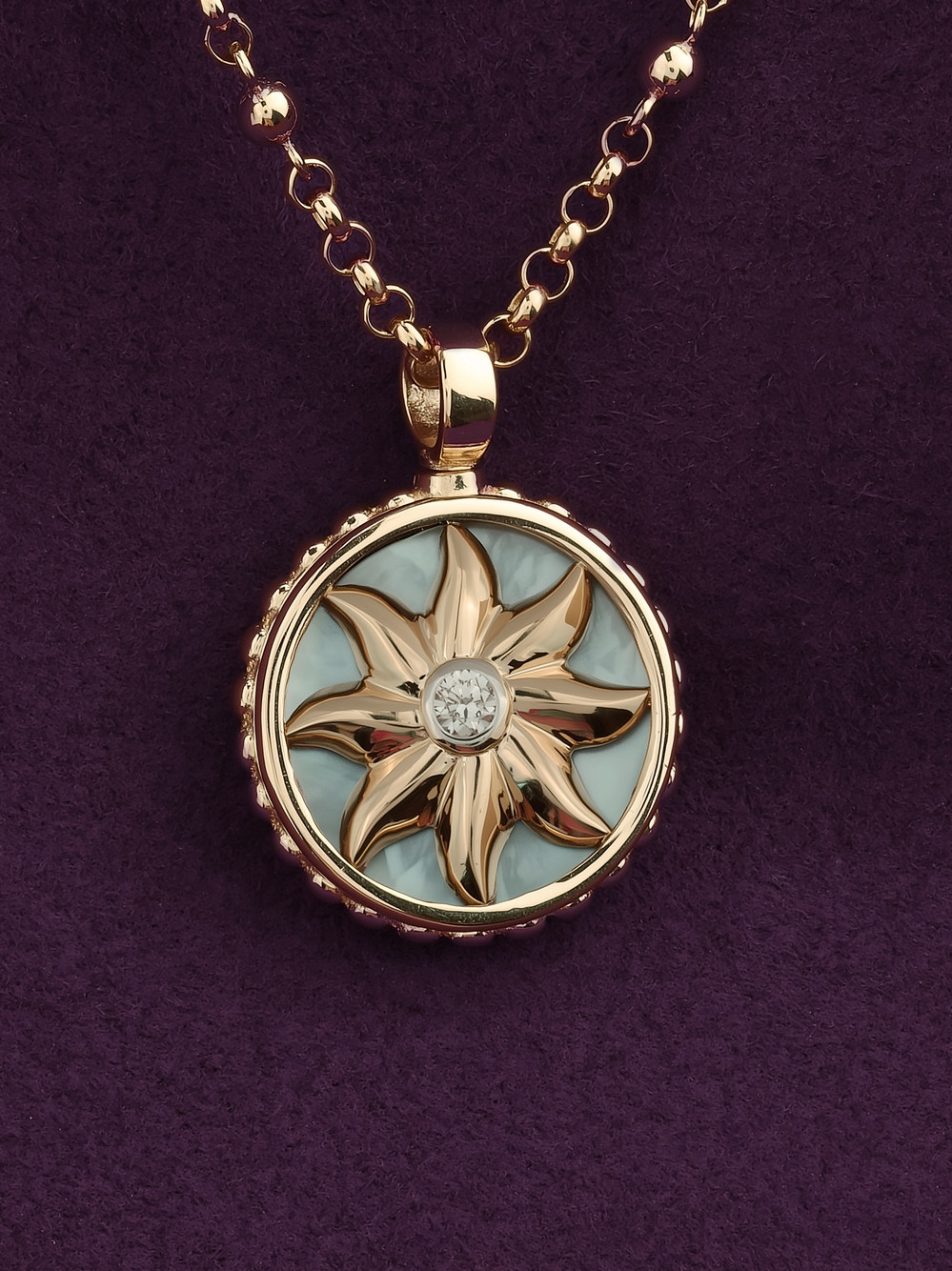 Колье из золота c бриллиантами, ониксом и перламутром