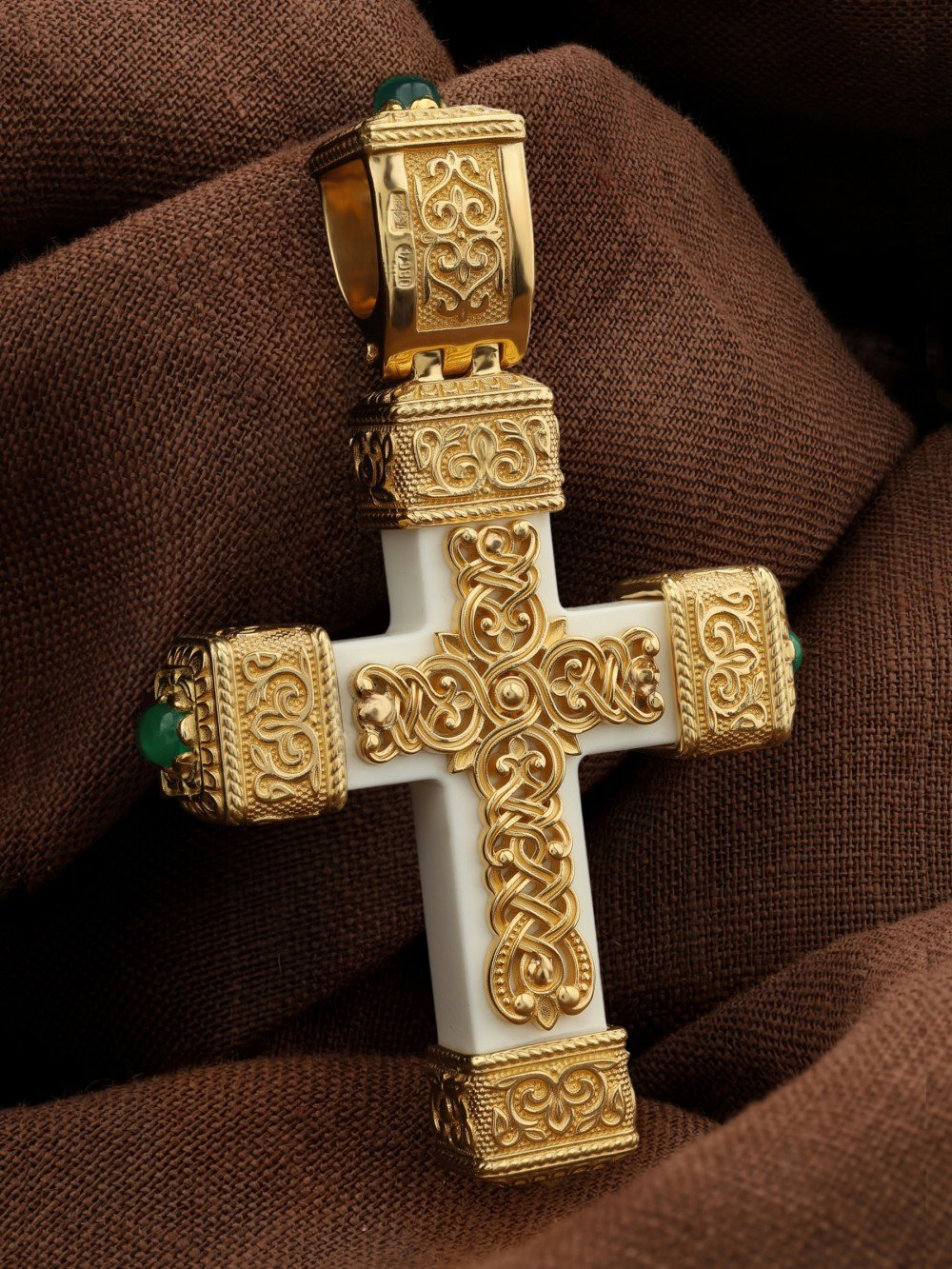 Крест из лимонного золота c эмаль , хризопразом и бивнем мамонта