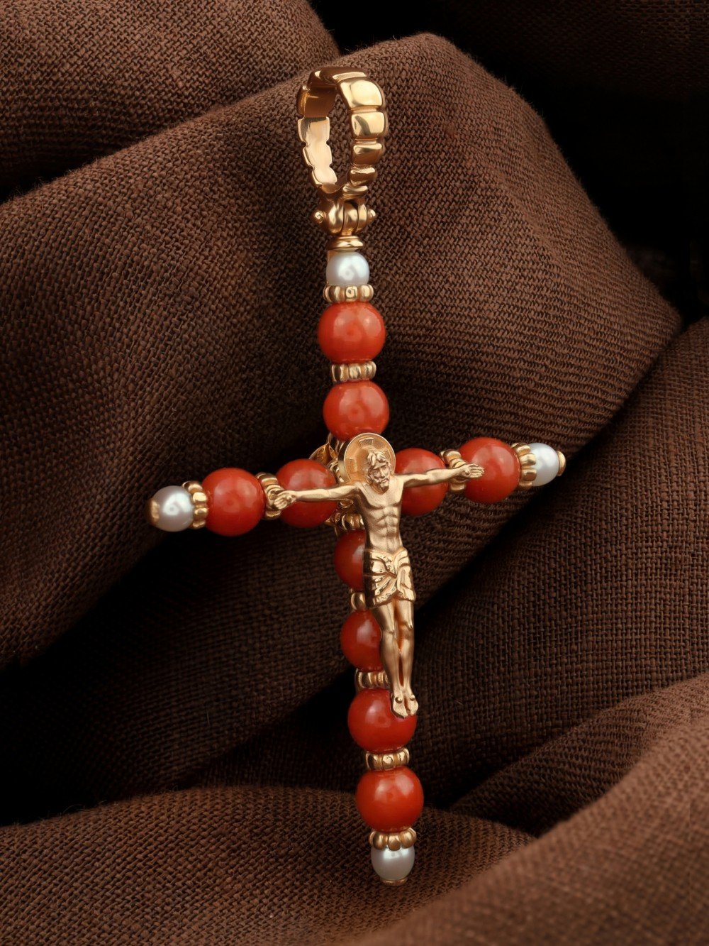 Крест из золота c жемчугом и кораллом