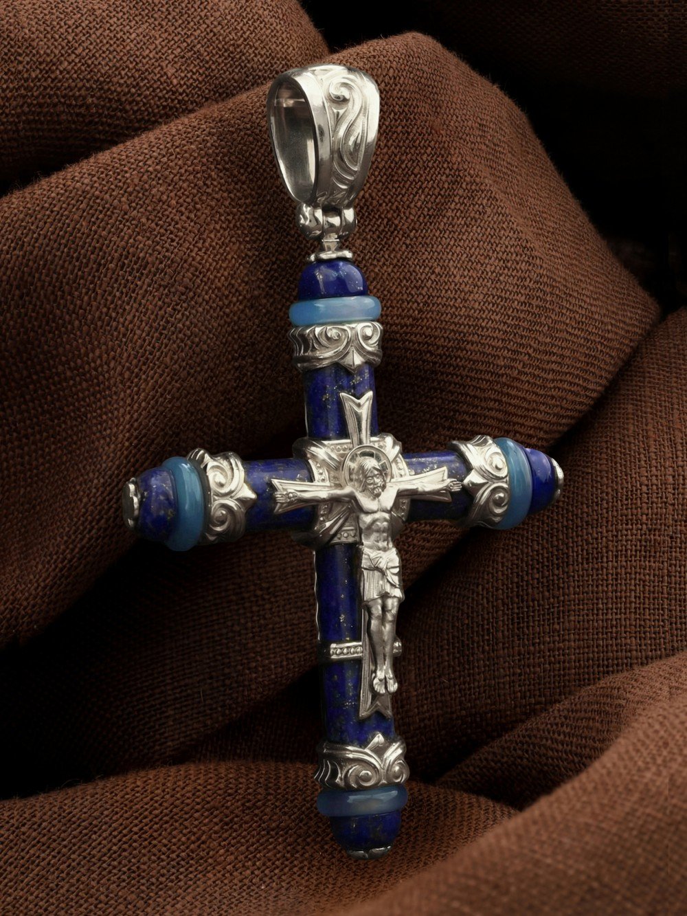 Крест из белого золота c агатом и лазуритом