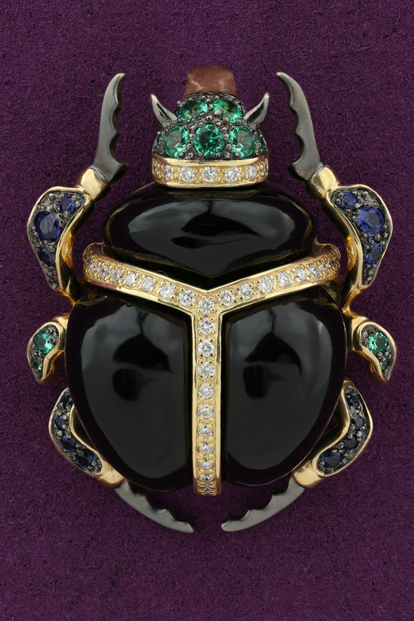 Подвеска из лимонного золота c бриллиантами, сапфиром, изумрудом, ониксом и изумрудом