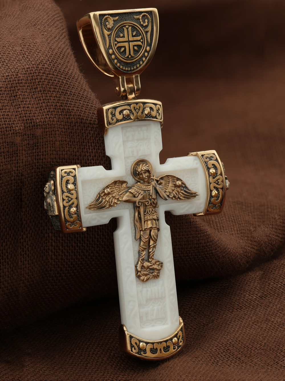 Крест из золота c бивнем мамонта