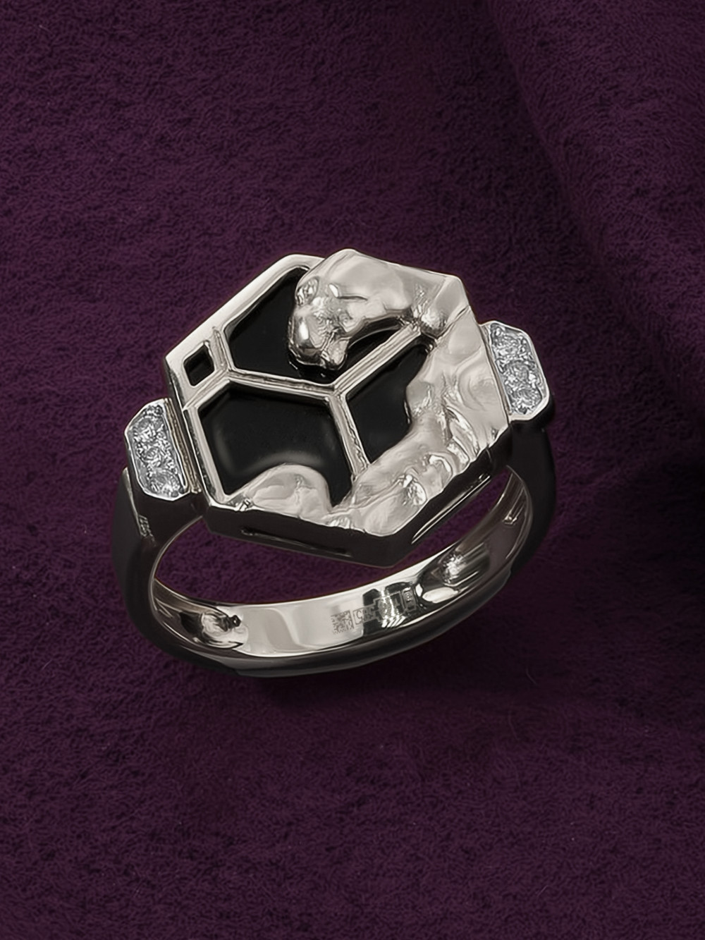 Кольцо из белого золота c бриллиантами и ониксом