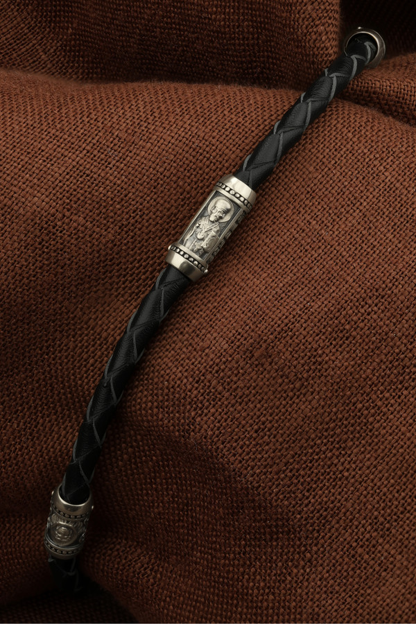 Браслет из белого золота c кожаным шнурком