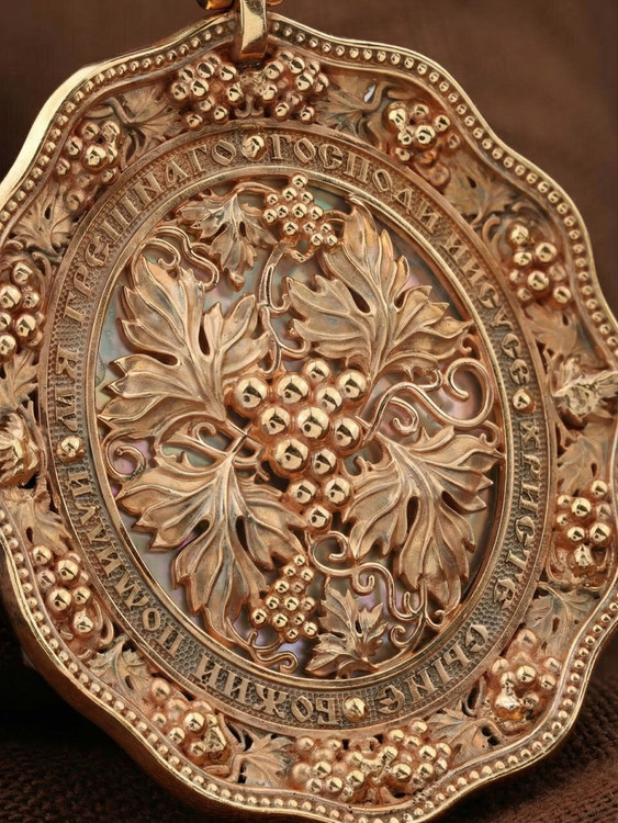 Образок из золота c эмаль , жемчугом, кораллом и перламутром