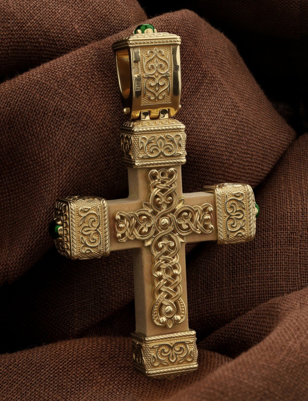 Крест из лимонного золота 585 пробы c эмалью, хризопразом и деревом груши