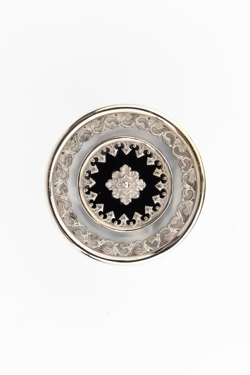 Кольцо из белого золота c ониксом и перламутром