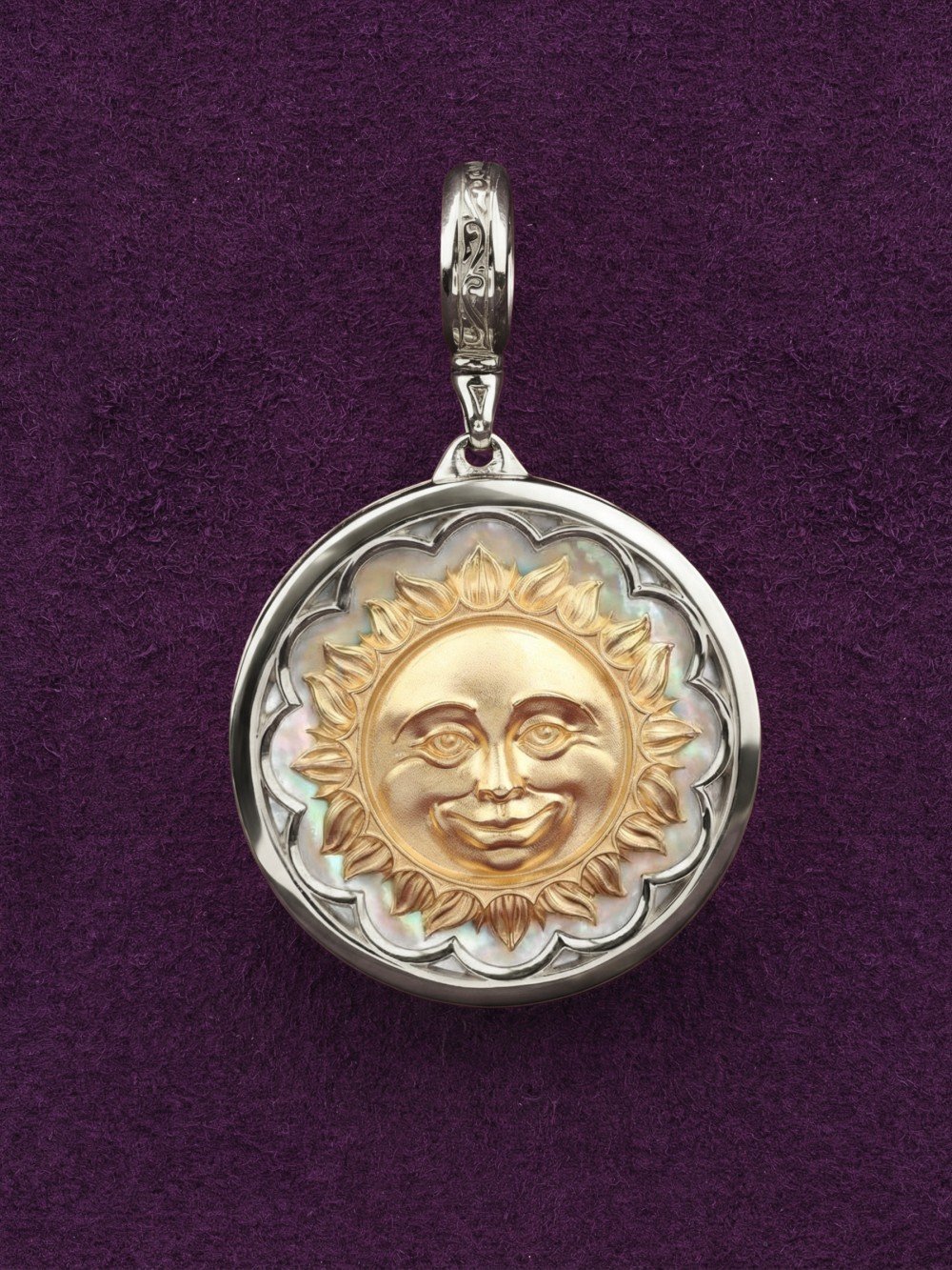 Подвеска из белого золота c ониксом и перламутром