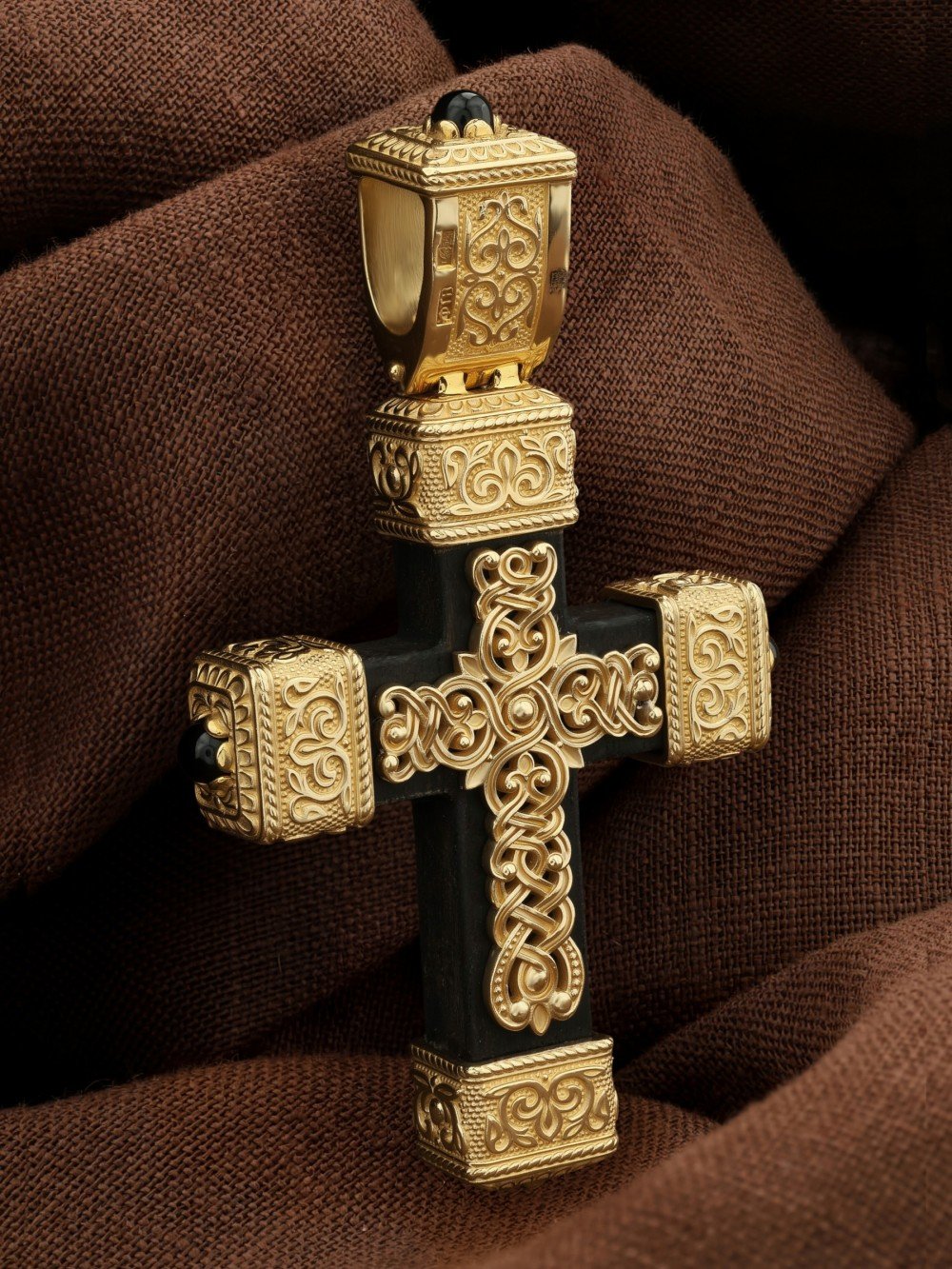 Крест из лимонного золота c эмаль , ониксом и эбеновым деревом