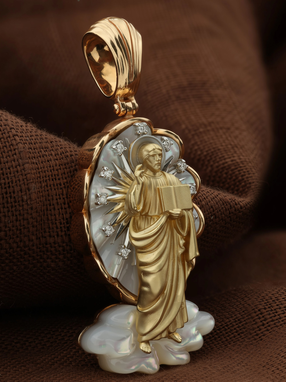 Образок из золота c бриллиантами и перламутром