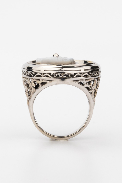 Кольцо из белого золота c ониксом и перламутром