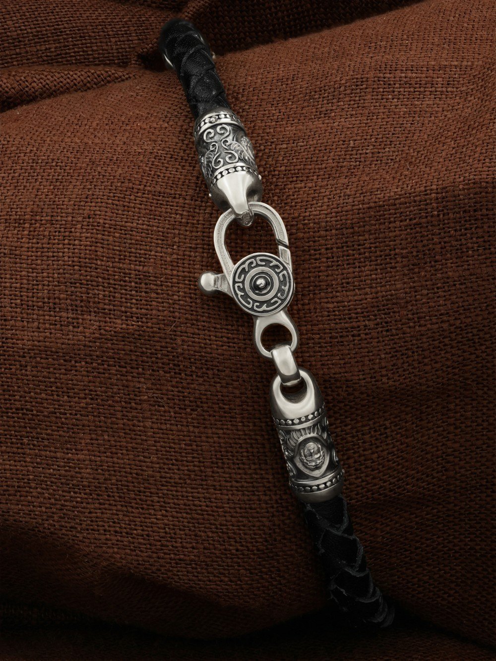 Браслет из белого золота c кожаным шнурком