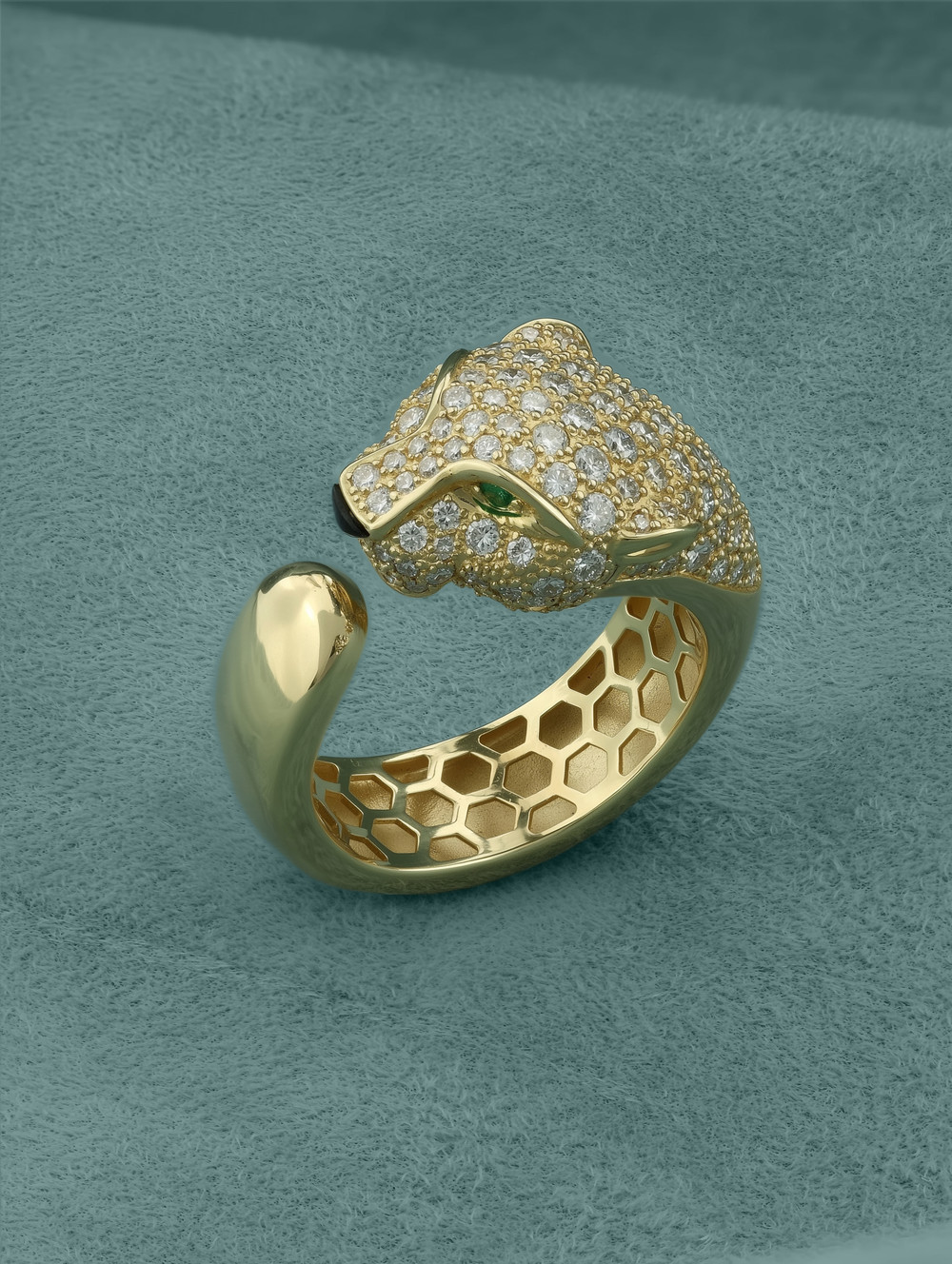 Кольцо из лимонного золота c бриллиантами, изумрудом и ониксом