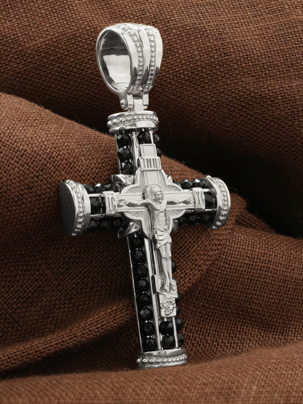 Крест из белого золота c ониксом