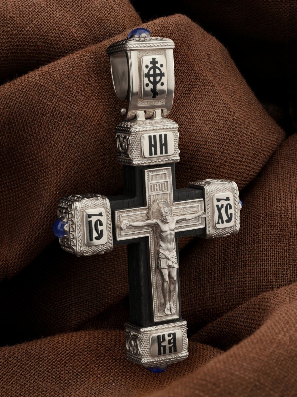 Крест из белого золота c эмаль , сапфиром и эбеновым деревом