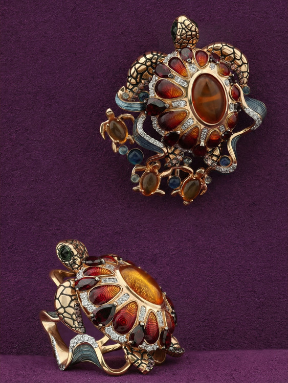 Брошь из золота c эмаль , фианитом, гранатом и янтарём