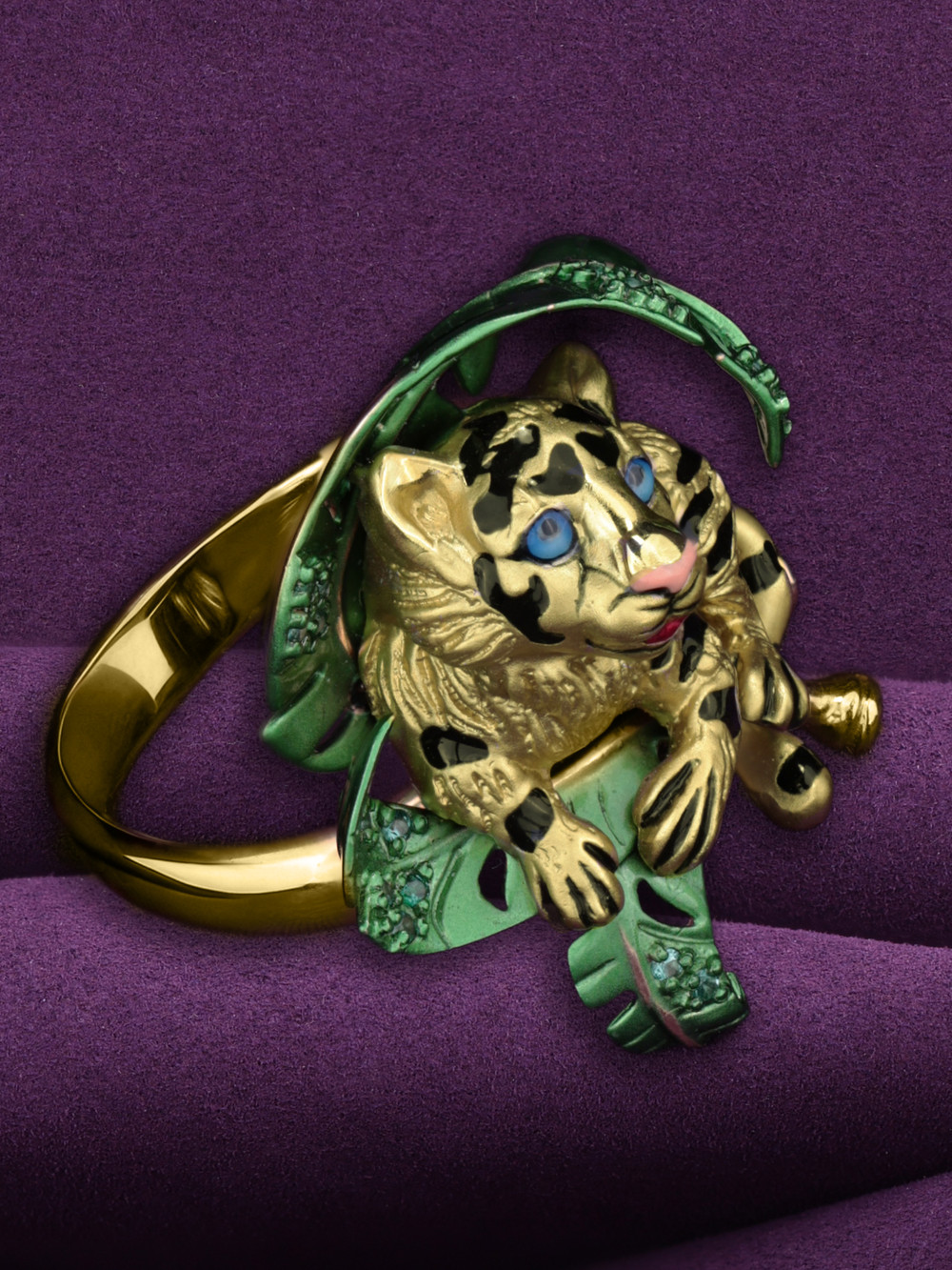 Кольцо из лимонного золота c эмаль и изумрудом