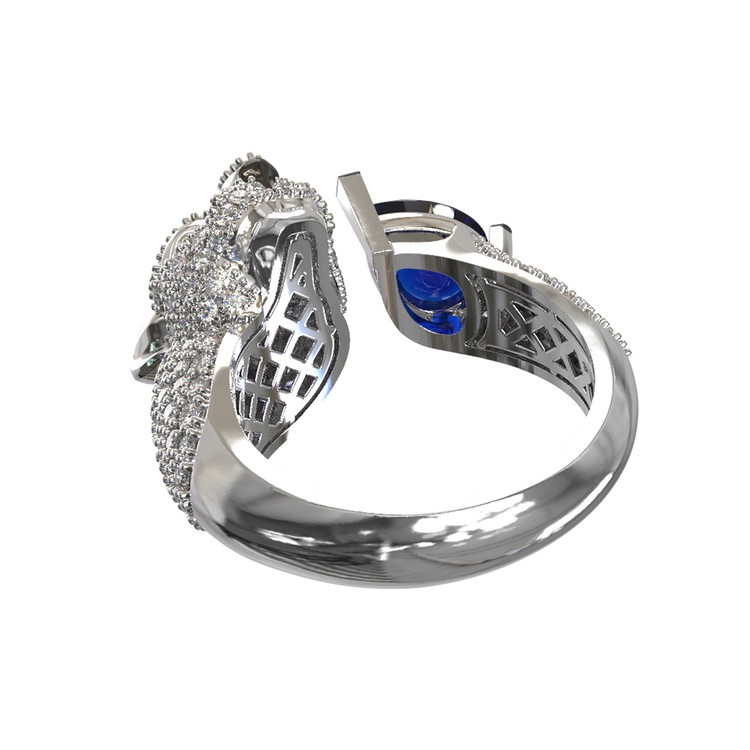 Кольцо из белого золота c бриллиантами, сапфиром и изумрудом