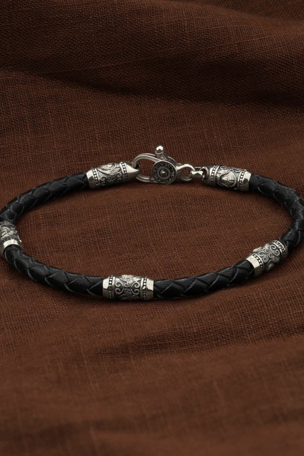 Браслет из белого золота c кожаным шнурком