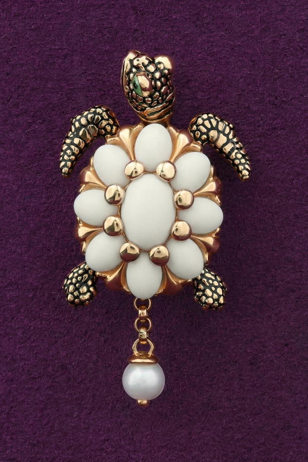 Подвеска из золота c эмаль , жемчугом и бивнем мамонта