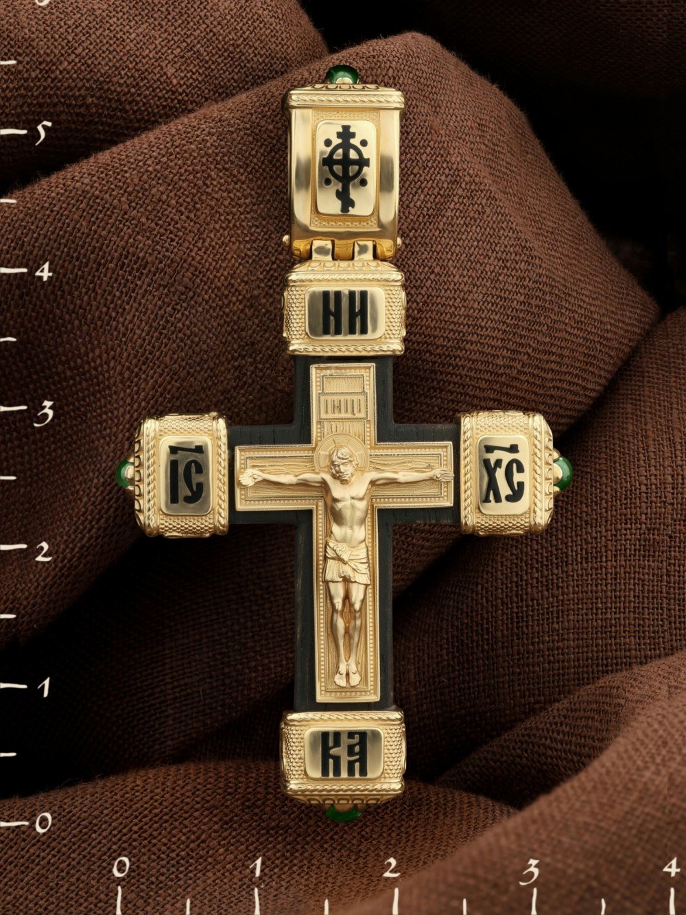 Крест из лимонного золота c эмаль , хризопразом и эбеновым деревом