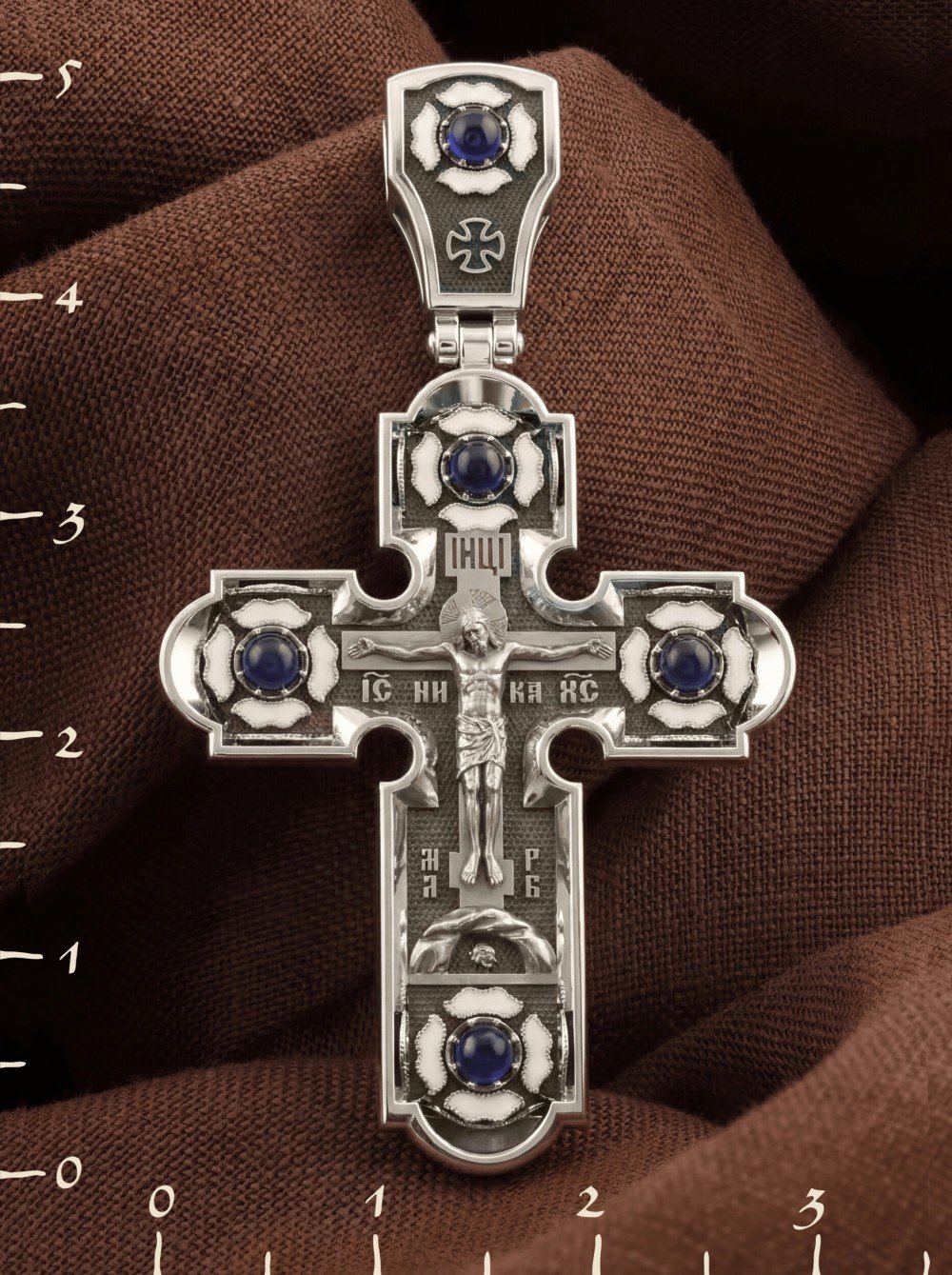 Крест из белого золота c эмаль и сапфиром