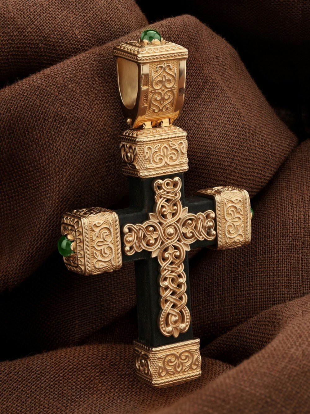 Крест из золота c эмаль , хризопразом и эбеновым деревом