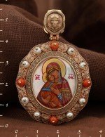 Образок из золота 585 пробы c эмалью, жемчугом, кораллом и перламутром