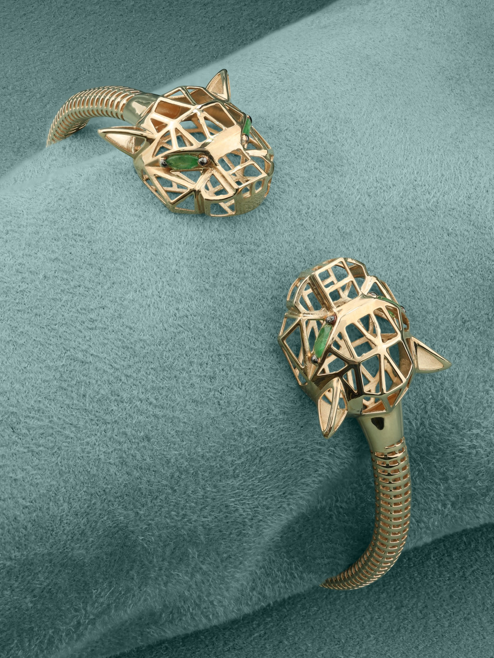 Браслет из золота c изумрудом