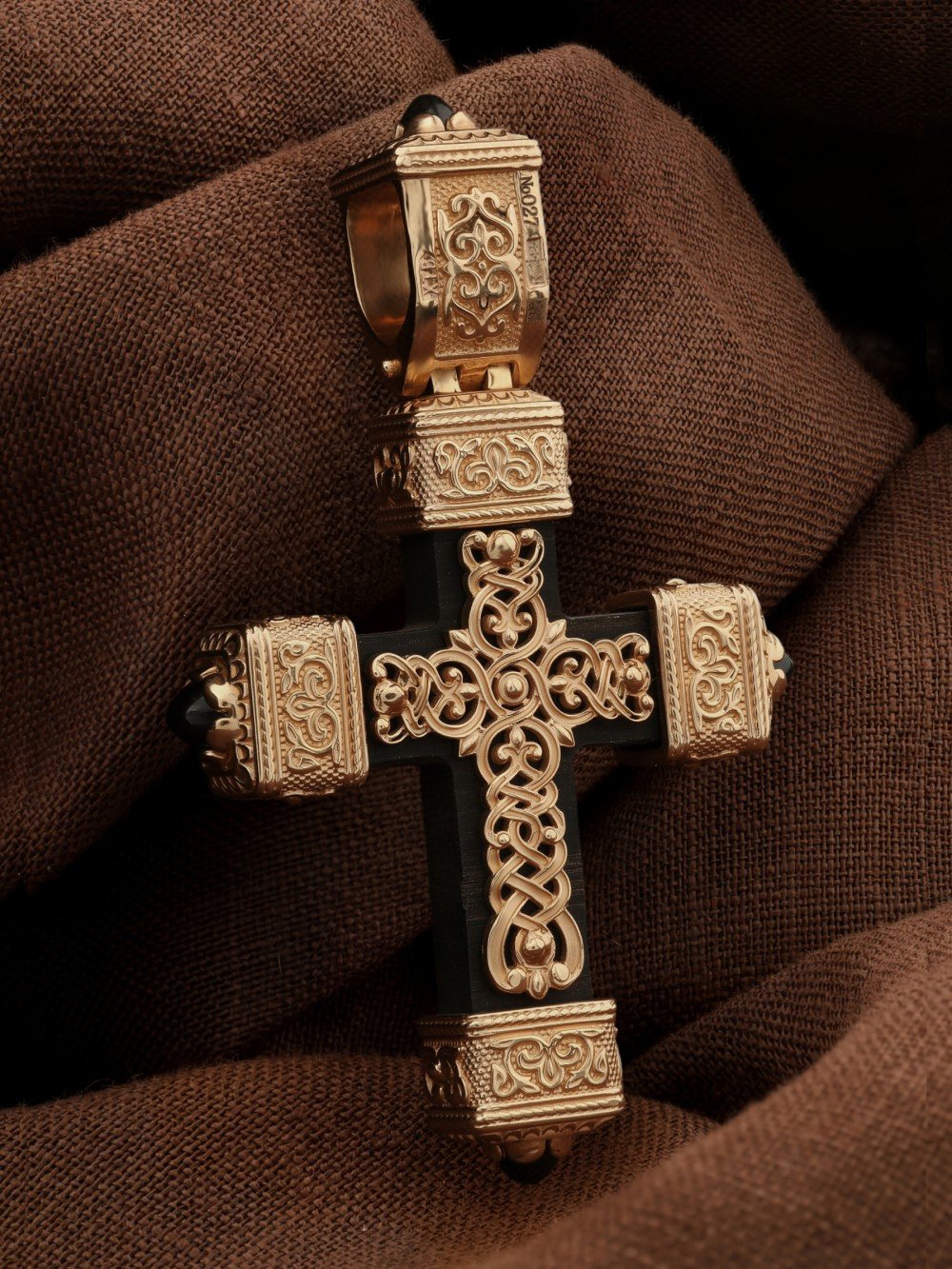 Крест из золота c эмаль , ониксом и эбеновым деревом