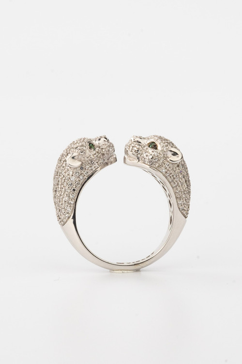 Кольцо из белого золота c бриллиантами и изумрудом