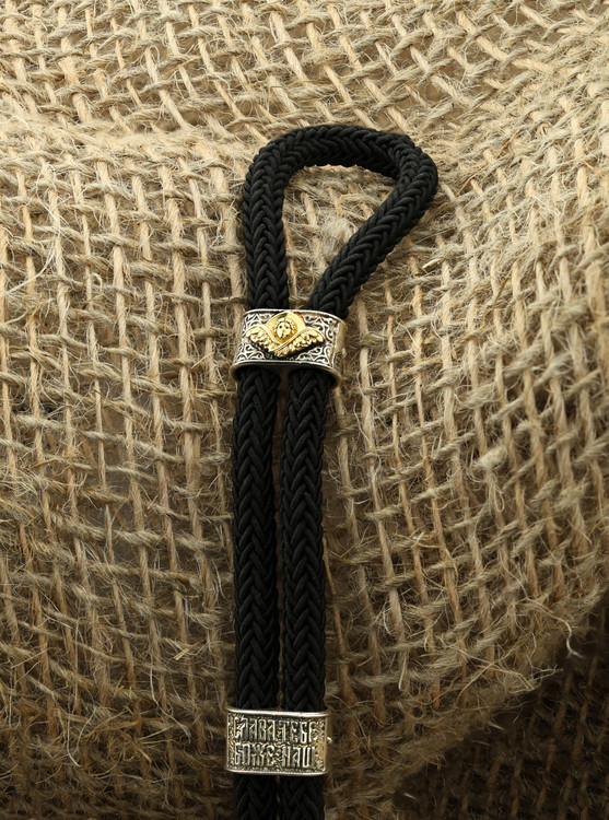 Браслет из серебра и золота c ониксом и шёлковым шнурком