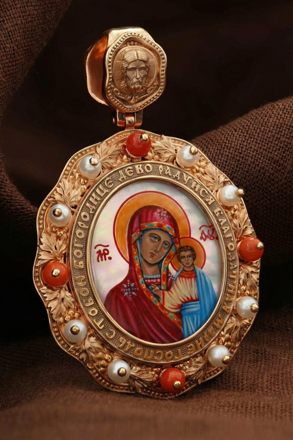Образок из золота c эмалью, жемчугом, кораллом и перламутром