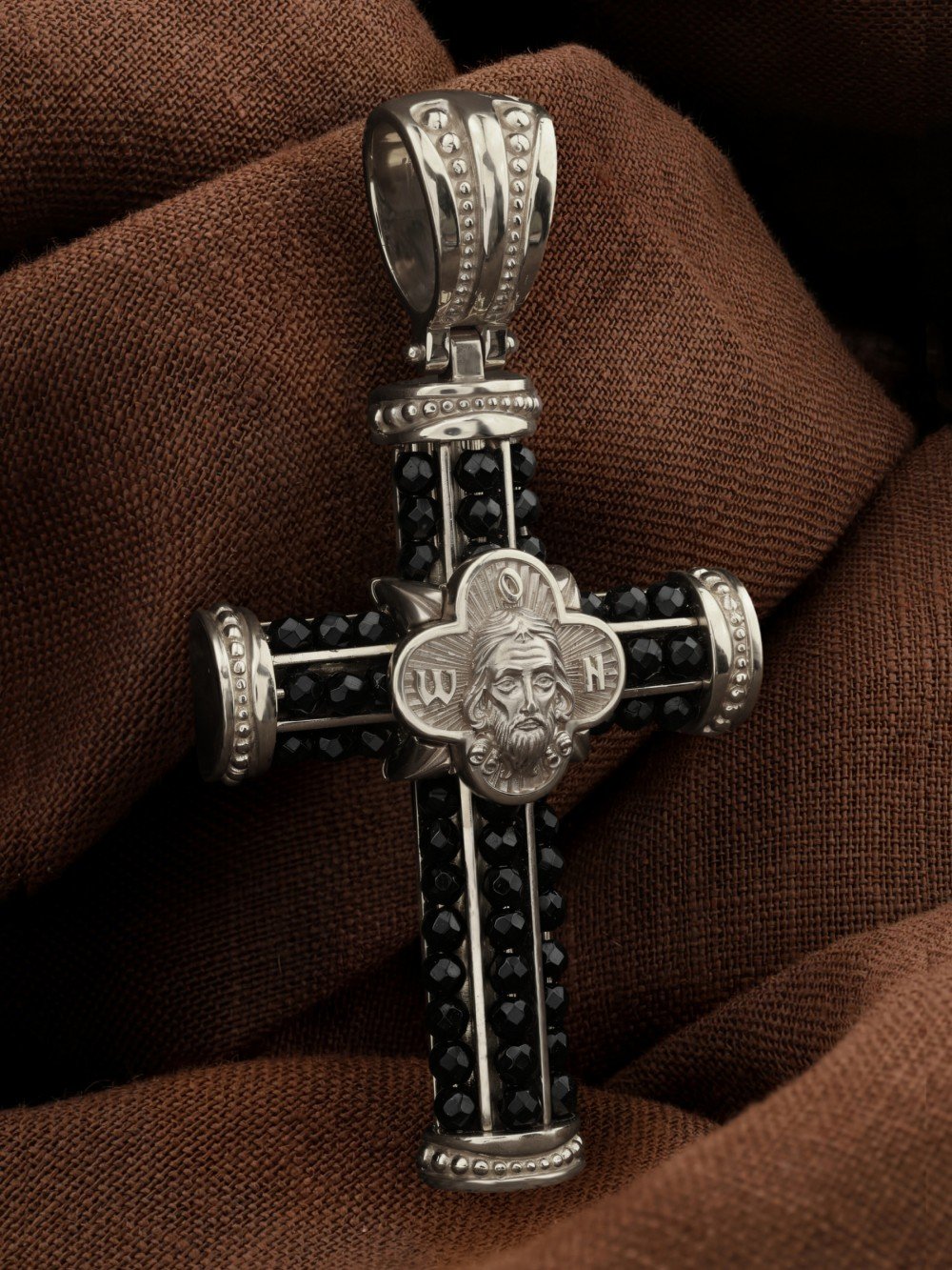 Крест из белого золота c ониксом