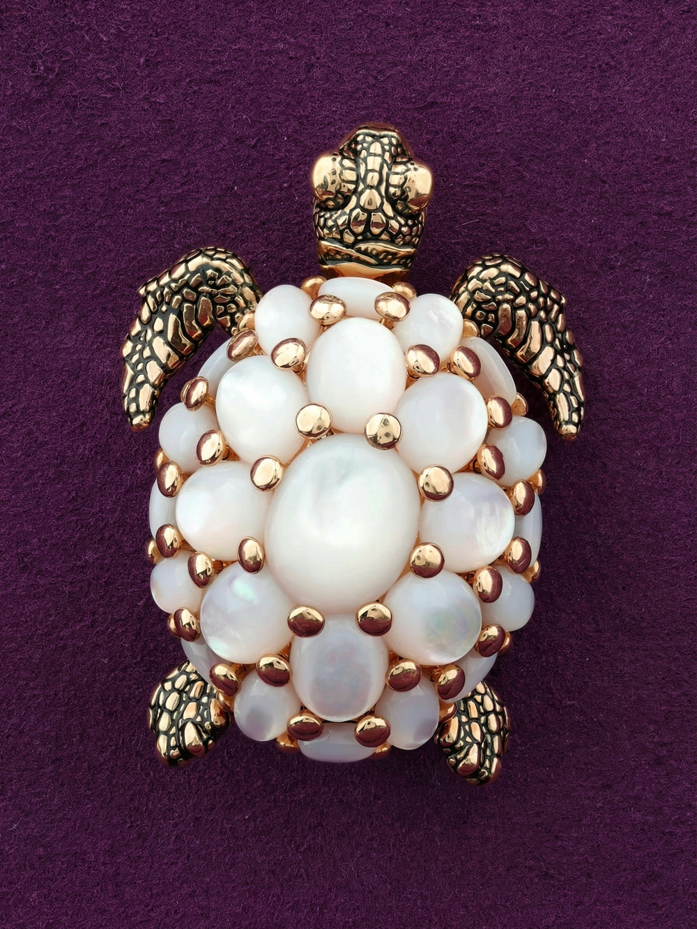 Брошь из золота c эмаль и перламутром