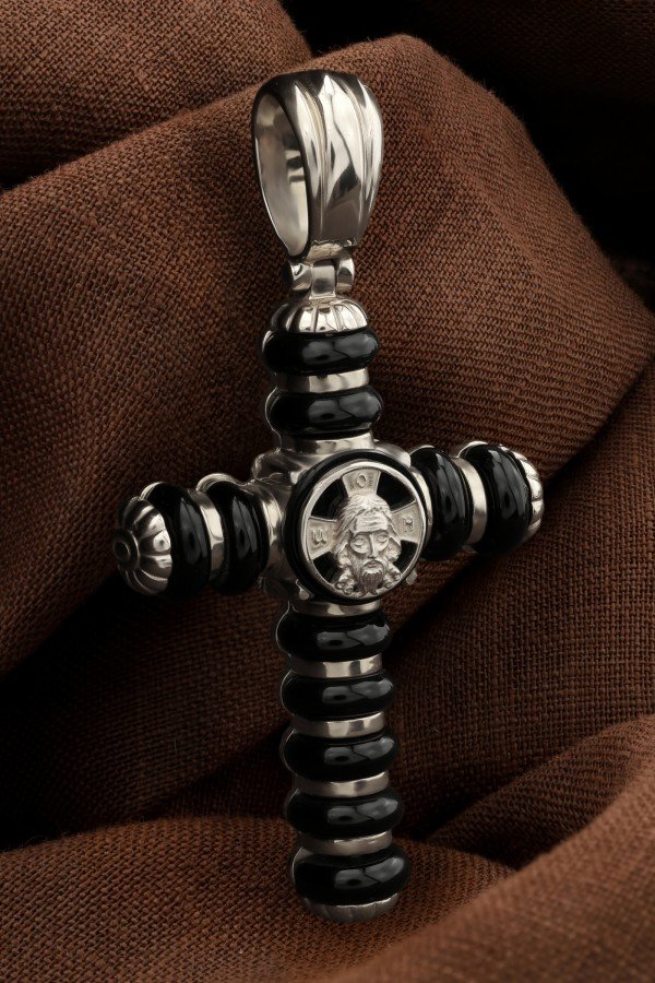 Крест из белого золота c ониксом