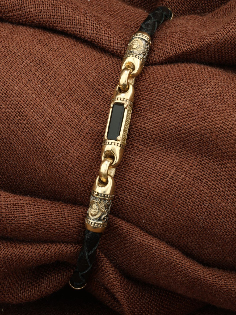 Браслет из лимонного золота c кожаным шнурком и ониксом