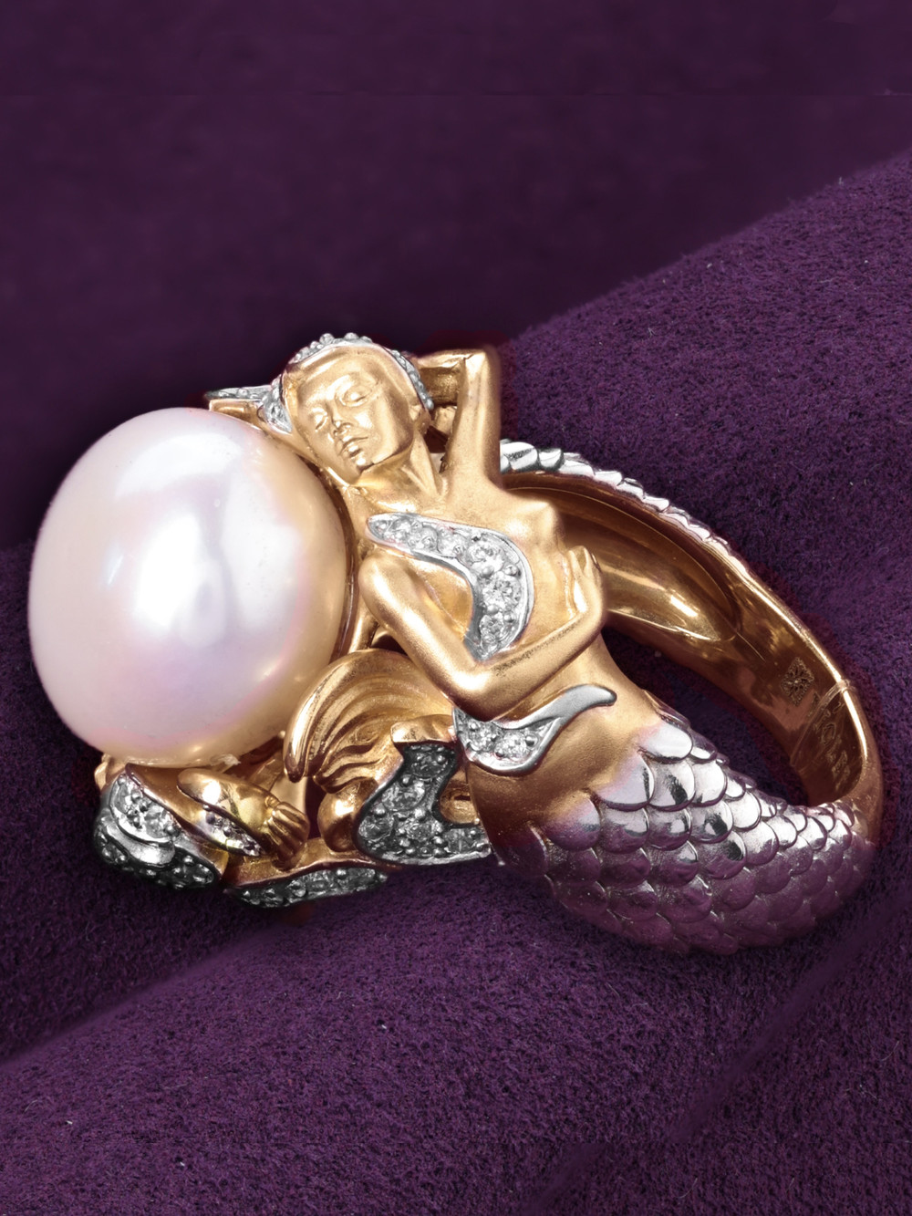 Кольцо из золота c бриллиантами и жемчугом