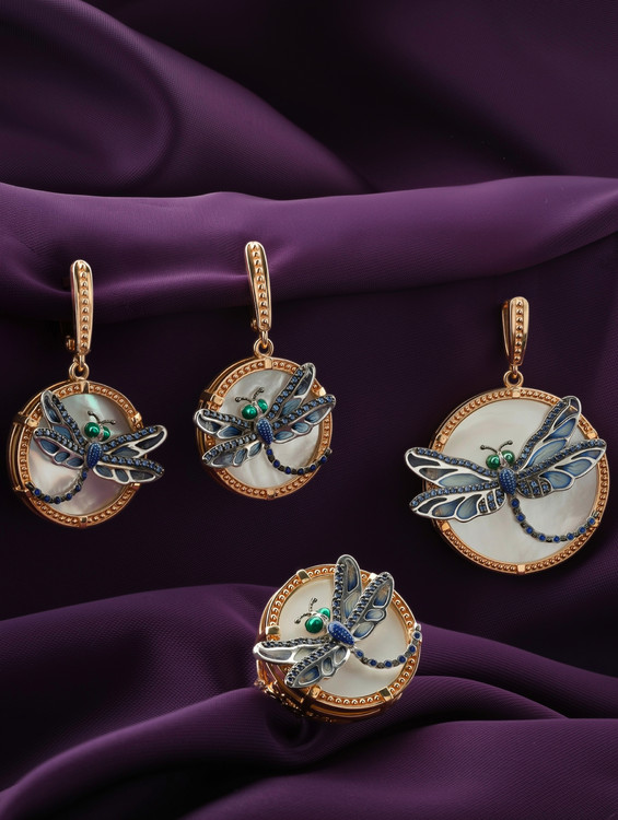 Кольцо из золота c сапфиром, эмалью и перламутром