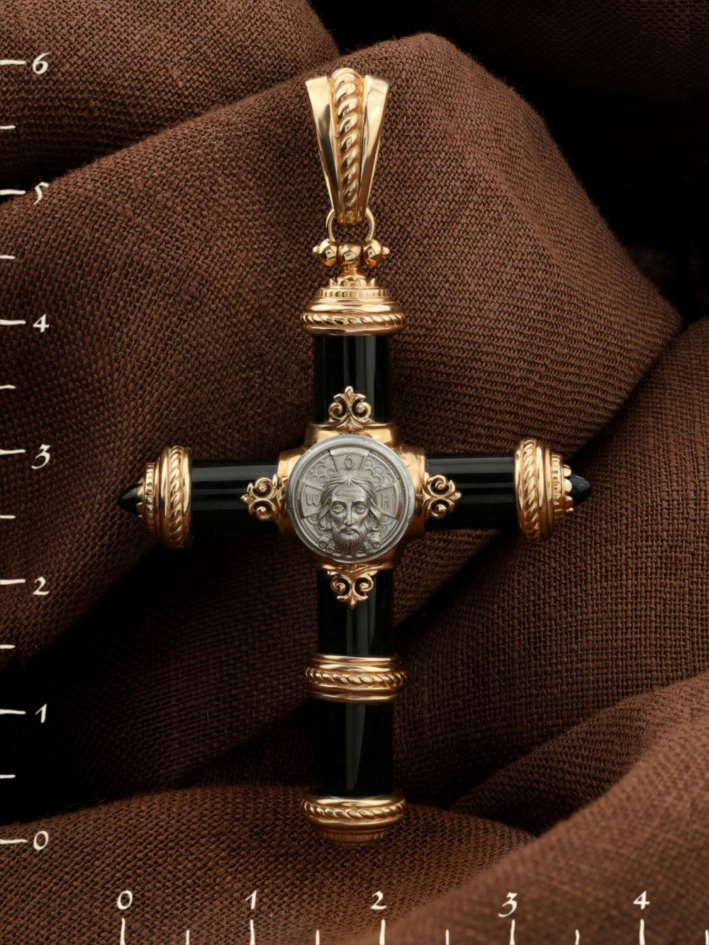 Крест из золота c ониксом и лазуритом