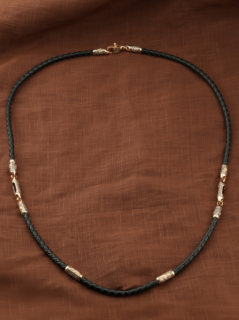 Шнурок кожаный из золота c кожаным шнурком и ониксом