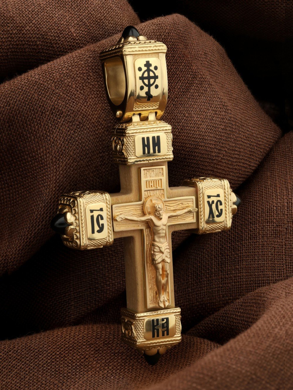 Крест из лимонного золота c эмаль , ониксом и деревом груши