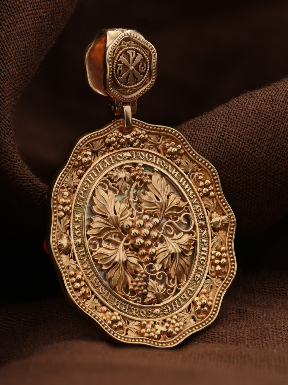 Образок из золота c эмаль , жемчугом, кораллом и перламутром