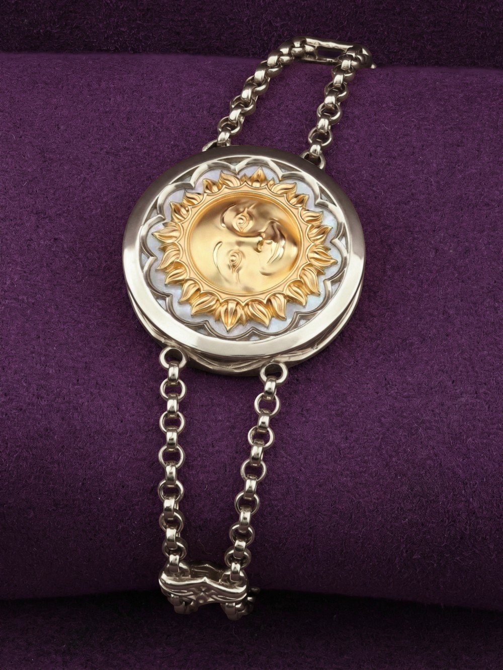 Браслет из белого золота c ониксом и перламутром