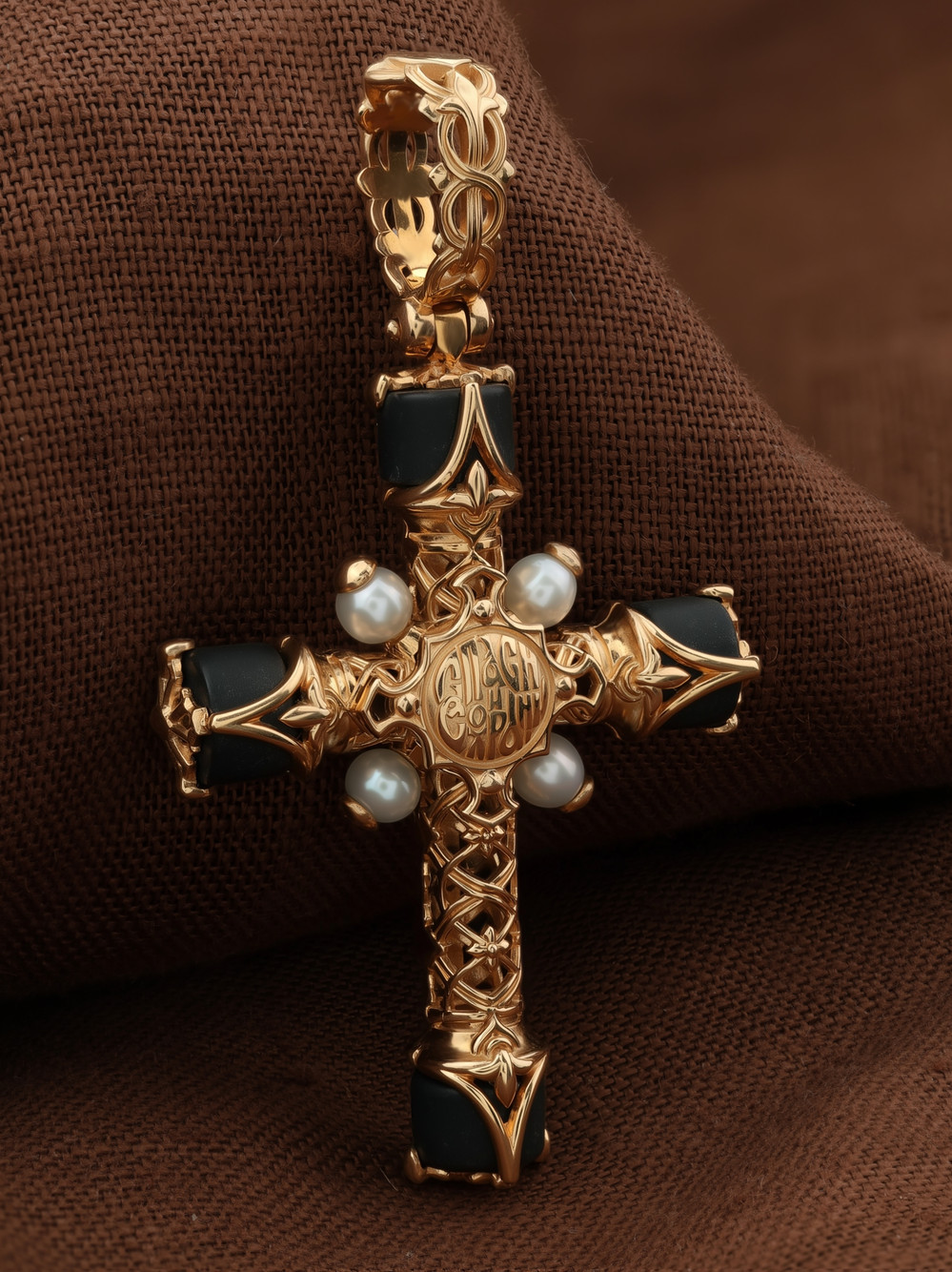 Крест из золота c ониксом и малахитом