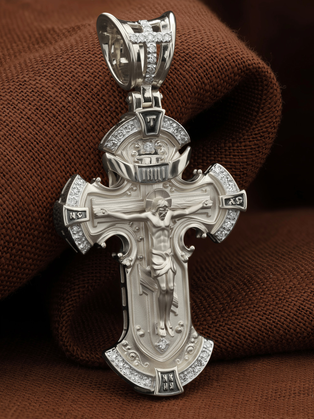 Крест из белого золота c бриллиантами